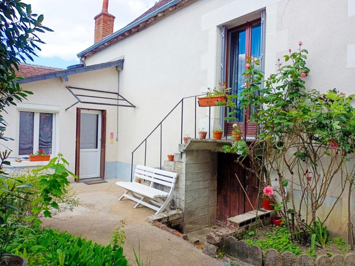 Petite Maison Etape Loire A Velo Ou Compostelle Mosnes ภายนอก รูปภาพ